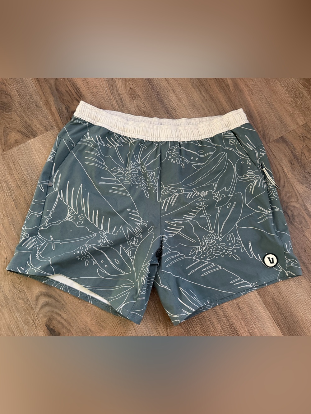 Vuori Maverick Volley 6” Shorts Size Medium